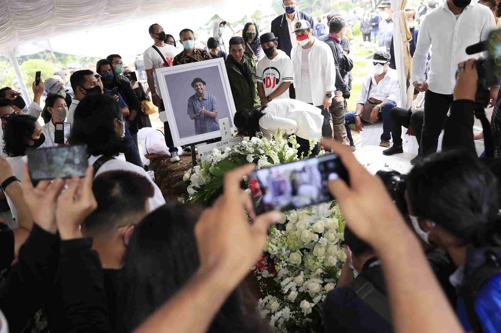Deretan Momen Pemakaman Glenn Fredly, Dipenuhi Ratusan Pelayat