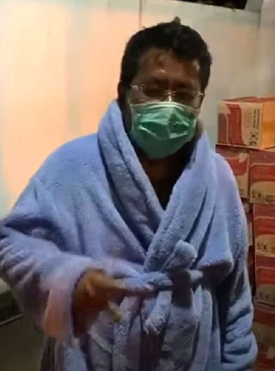 5 Penampilan Nyeleneh Hotman Paris Saat di Rumah Aja
