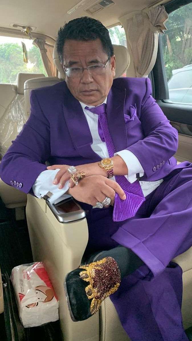 5 Penampilan Nyeleneh Hotman Paris Saat di Rumah Aja
