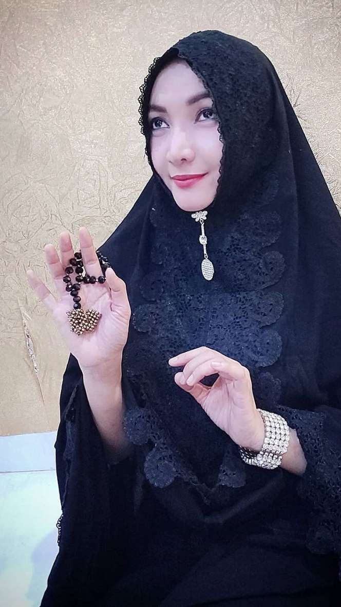 5 Potret Roro Fitria Berhijab Usai Hijrah, Adem Banget! 