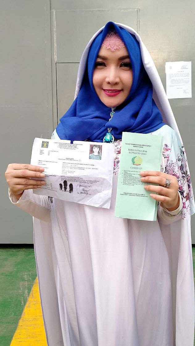 5 Potret Roro Fitria Berhijab Usai Hijrah, Adem Banget! 