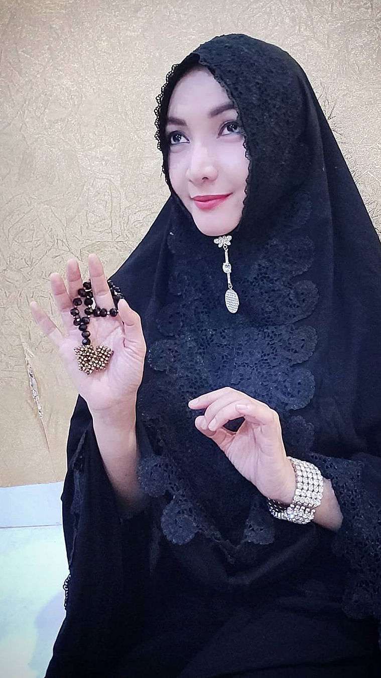 5 Potret Roro Fitria Berhijab Usai Hijrah, Adem Banget! 
