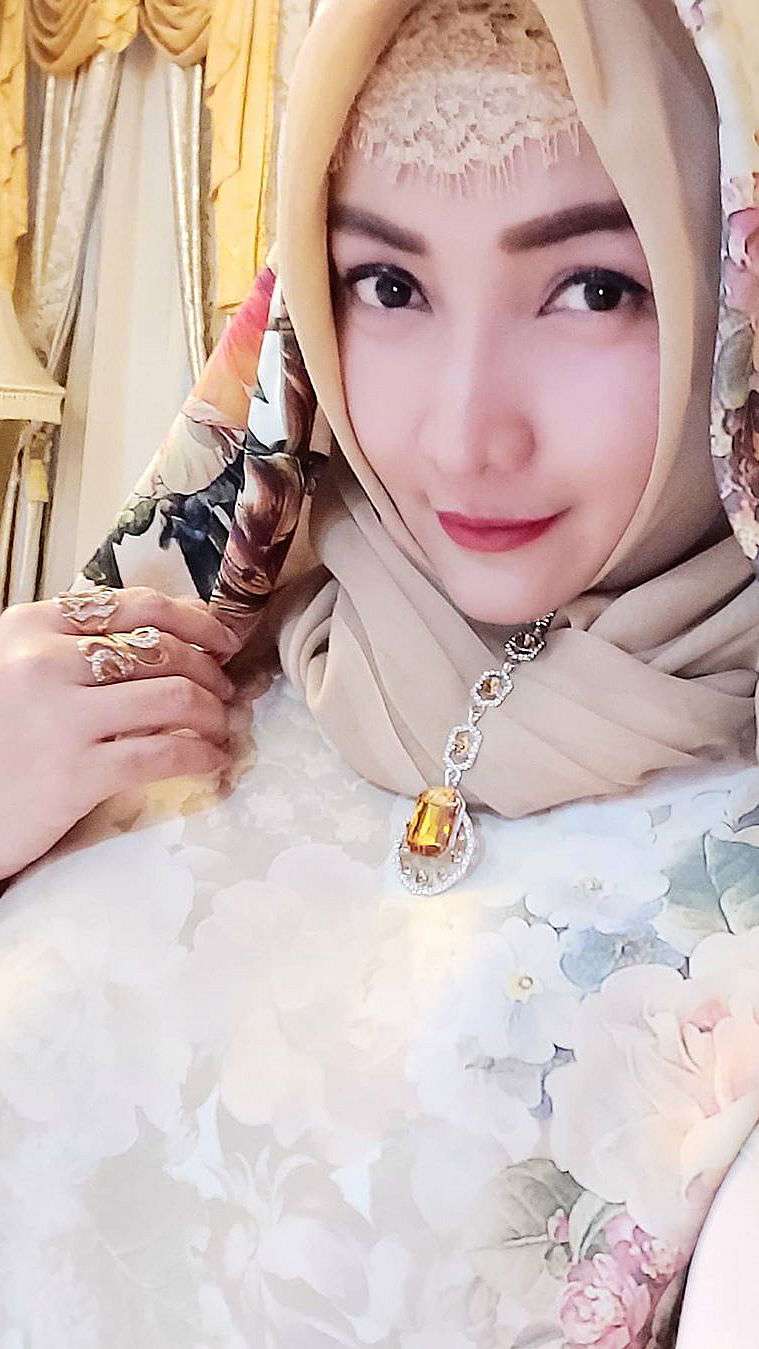 5 Potret Roro Fitria Berhijab Usai Hijrah, Adem Banget! 
