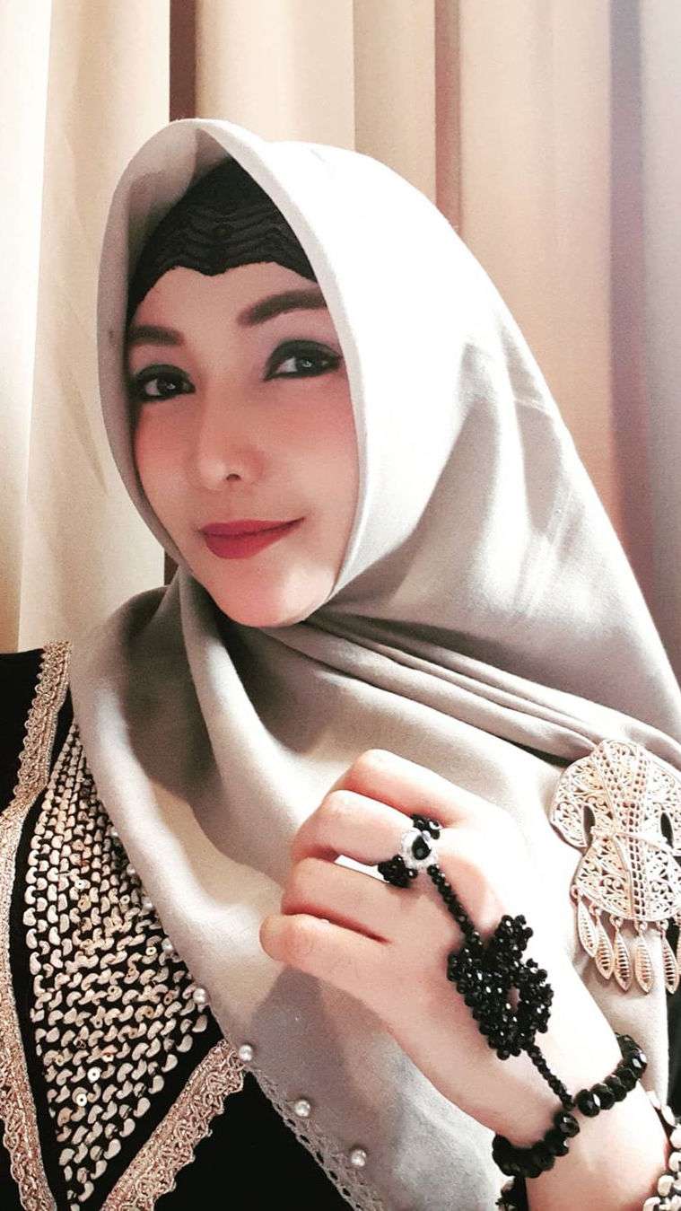 5 Potret Roro Fitria Berhijab Usai Hijrah, Adem Banget! 