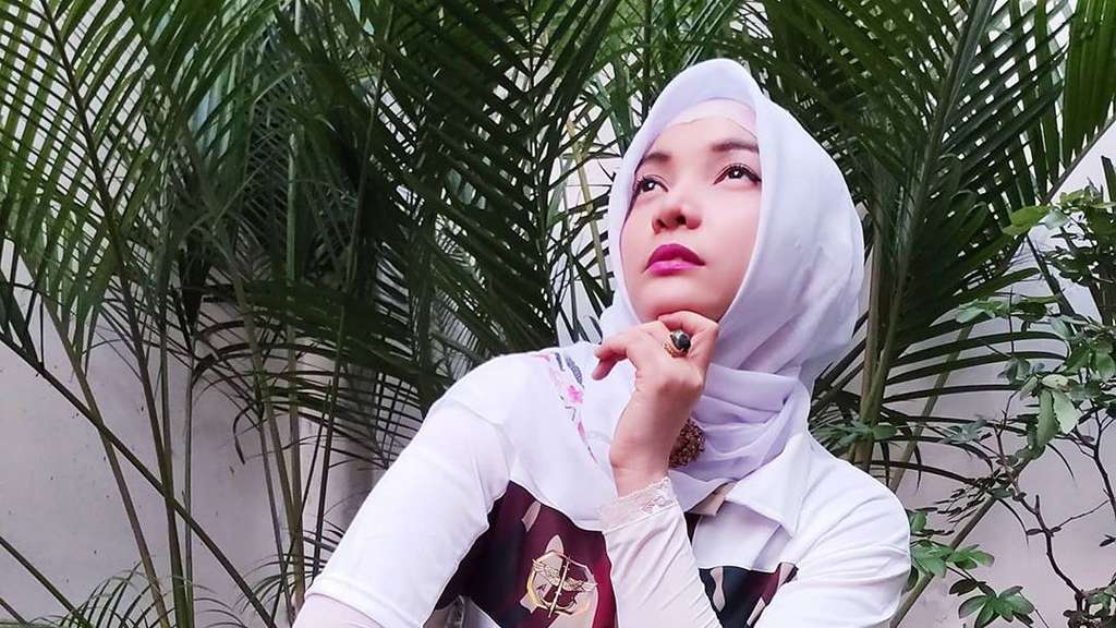 5 Potret Roro Fitria Berhijab Usai Hijrah, Adem Banget! 
