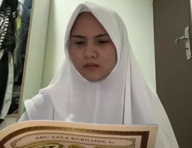 Deretan Potret 5 Selebritis Belajar Mengaji