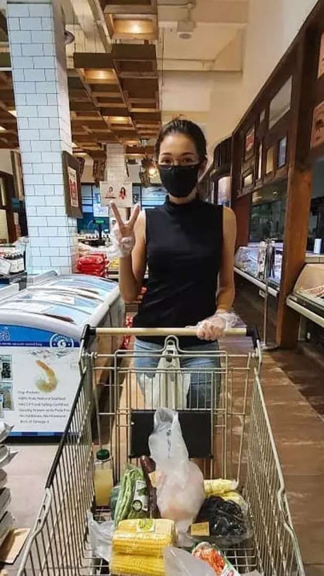 Stylish Banget, Gaya 5 Seleb Gunakan Masker Saat Berbelanja