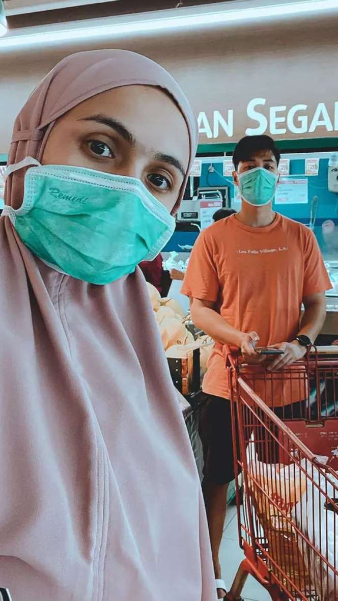 Stylish Banget, Gaya 5 Seleb Gunakan Masker Saat Berbelanja