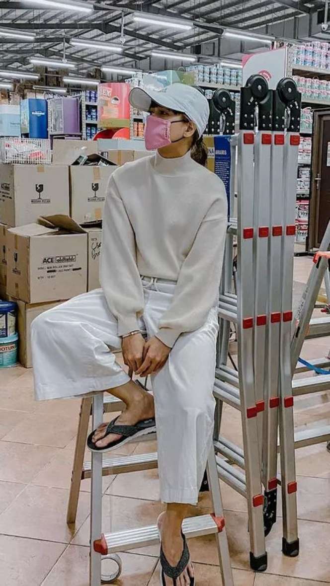 Stylish Banget, Gaya 5 Seleb Gunakan Masker Saat Berbelanja