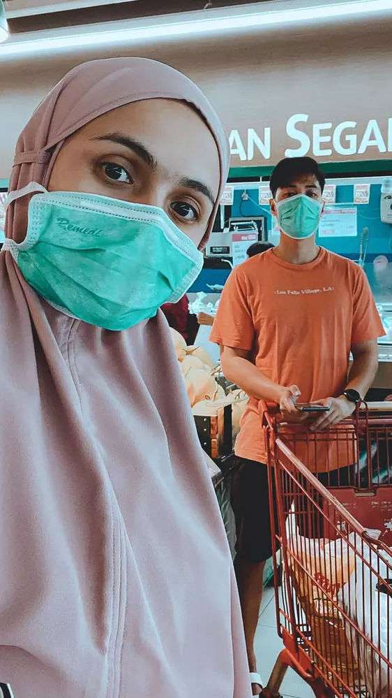 Stylish Banget, Gaya 5 Seleb Gunakan Masker Saat Berbelanja