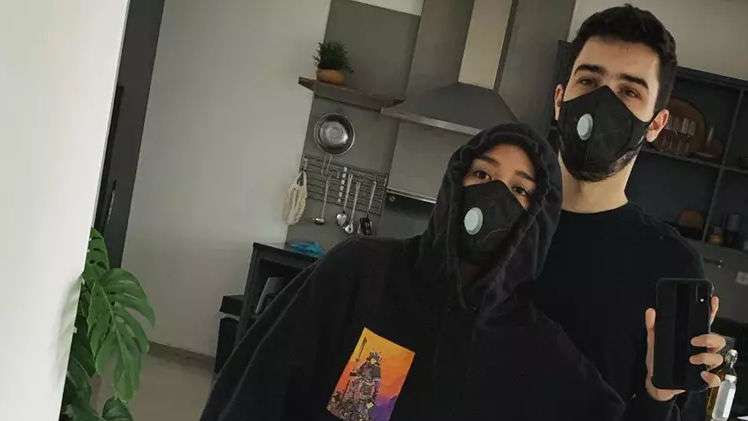 Stylish Banget, Gaya 5 Seleb Gunakan Masker Saat Berbelanja