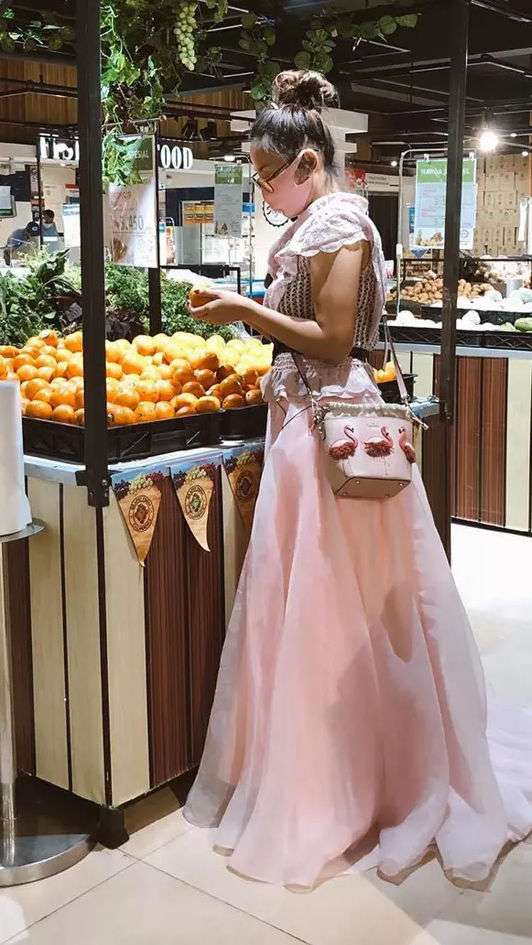 Stylish Banget, Gaya 5 Seleb Gunakan Masker Saat Berbelanja