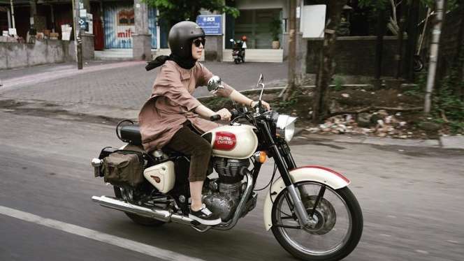 Biasa Feminim, Gaya Garang 5 Seleb Cantik Nunggang Moge