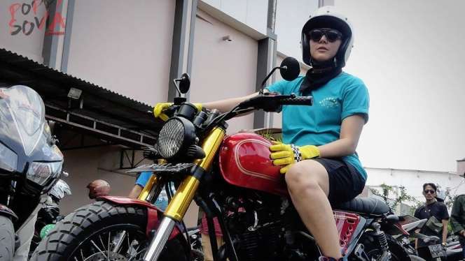 Biasa Feminim, Gaya Garang 5 Seleb Cantik Nunggang Moge
