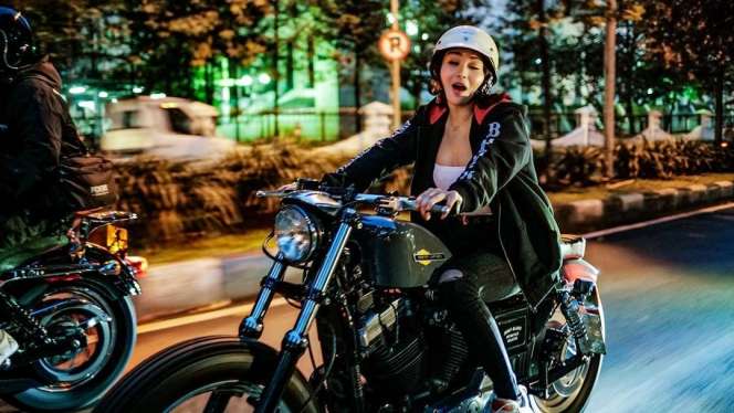 Biasa Feminim, Gaya Garang 5 Seleb Cantik Nunggang Moge