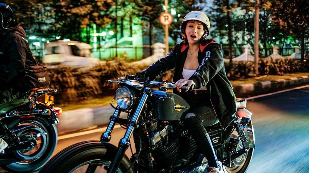 Biasa Feminim, Gaya Garang 5 Seleb Cantik Nunggang Moge