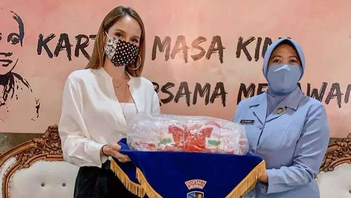 Tak Melulu Berkebaya, Gaya Cinta Laura Rayakan Hari Kartini