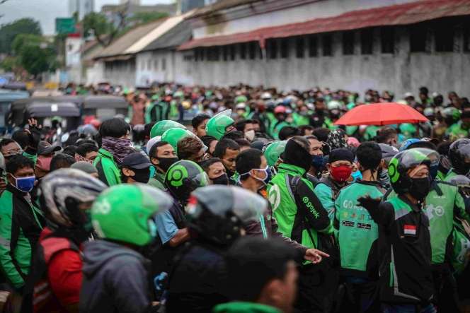 Antrean Membludak Saling Berhimpitan Saat Pembagian Nasi Kotak