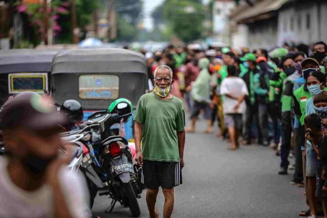 Antrean Membludak Saling Berhimpitan Saat Pembagian Nasi Kotak