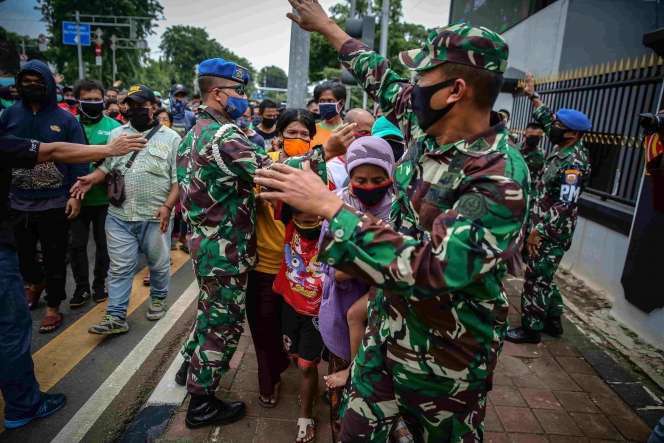 Antrean Membludak Saling Berhimpitan Saat Pembagian Nasi Kotak