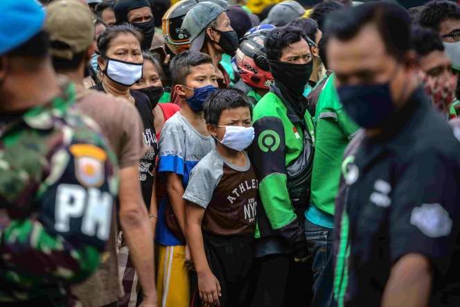 Antrean Membludak Saling Berhimpitan Saat Pembagian Nasi Kotak