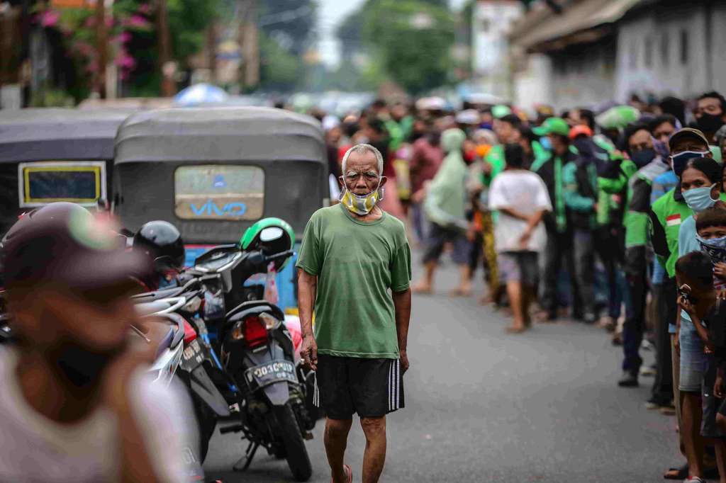 Antrean Membludak Saling Berhimpitan Saat Pembagian Nasi Kotak