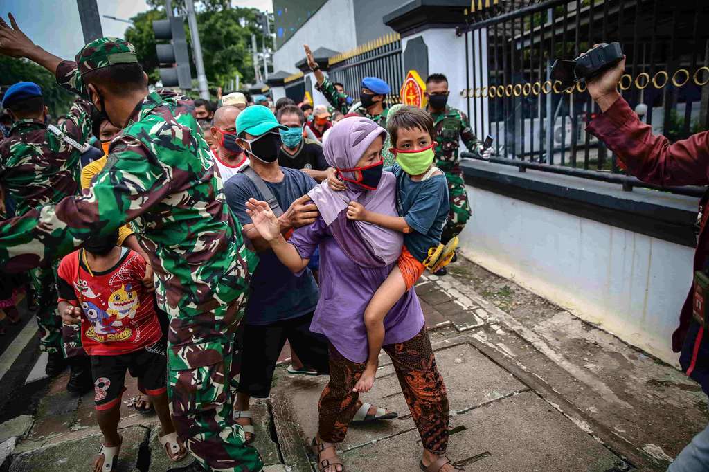 Antrean Membludak Saling Berhimpitan Saat Pembagian Nasi Kotak