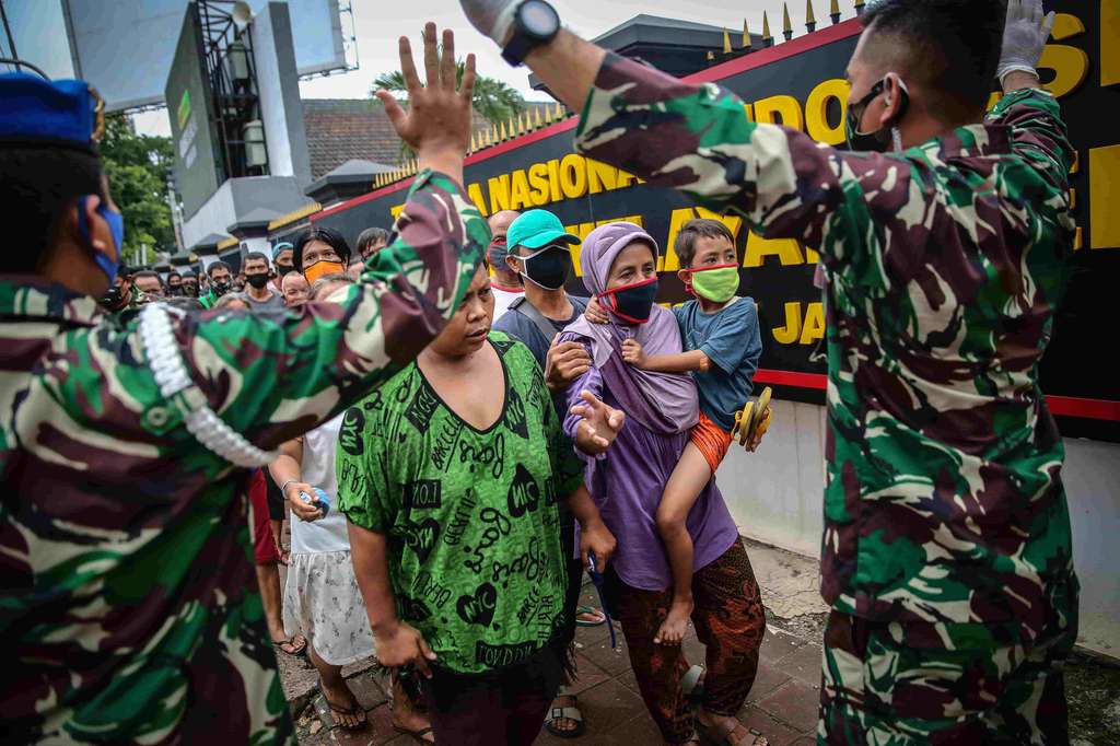 Antrean Membludak Saling Berhimpitan Saat Pembagian Nasi Kotak