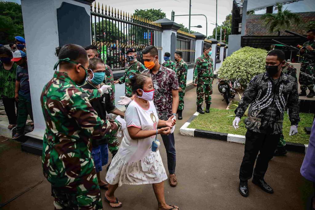 Antrean Membludak Saling Berhimpitan Saat Pembagian Nasi Kotak
