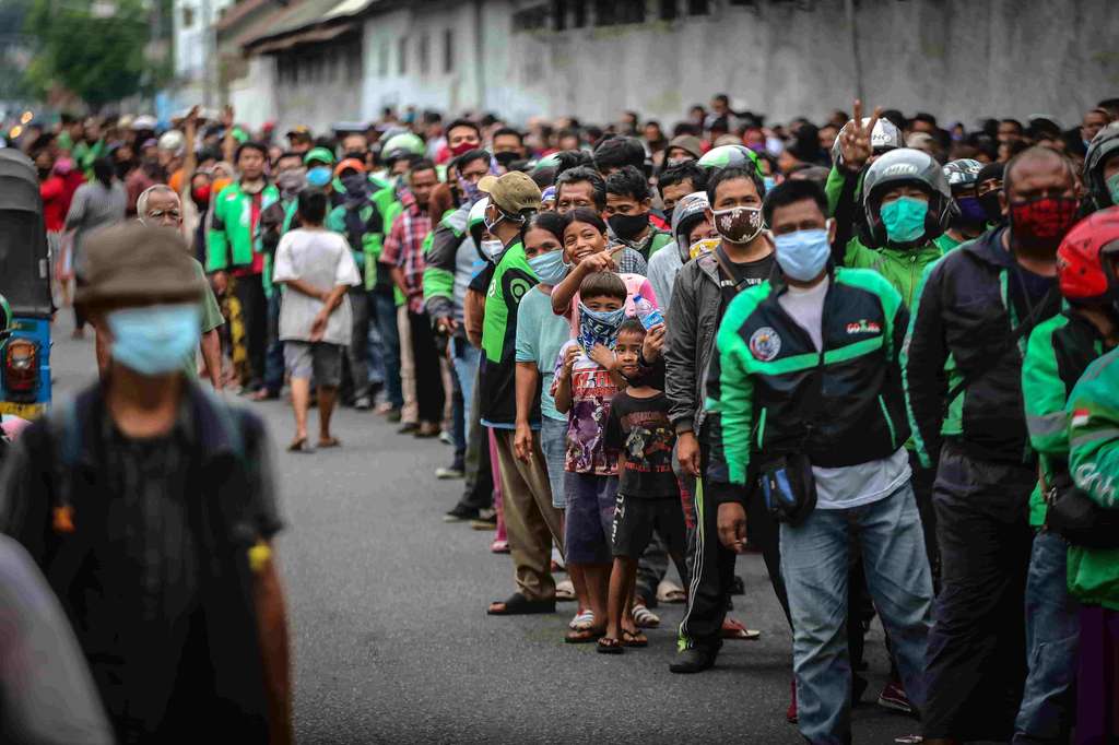 Antrean Membludak Saling Berhimpitan Saat Pembagian Nasi Kotak