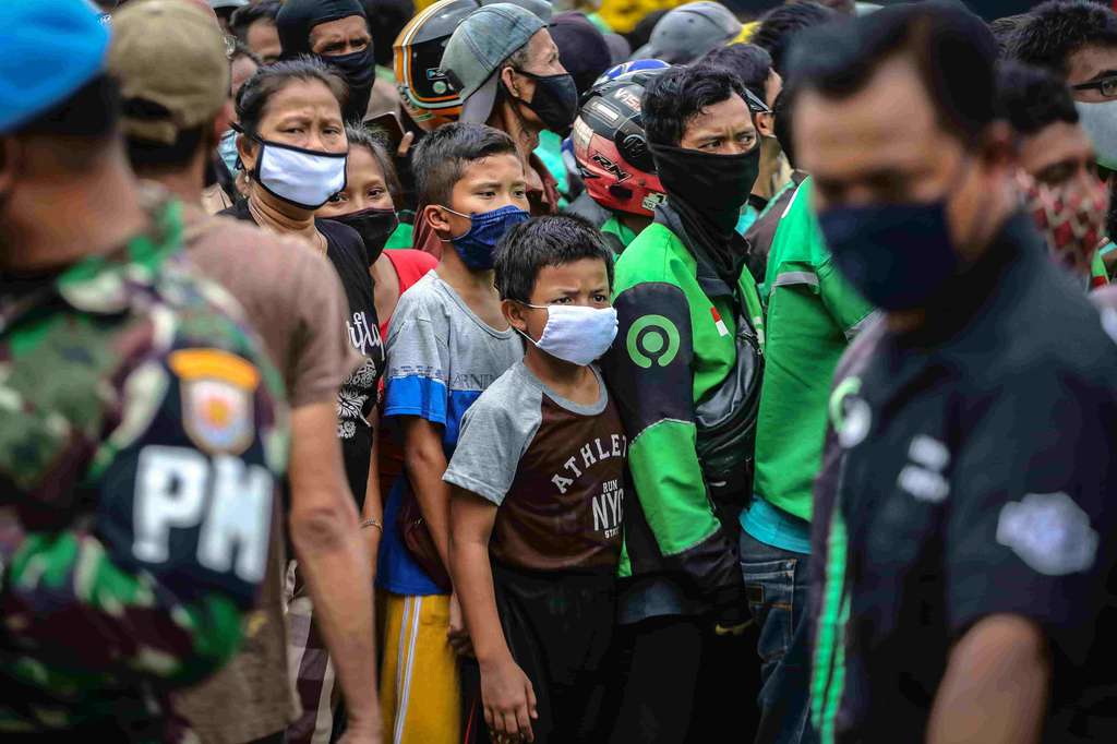 Antrean Membludak Saling Berhimpitan Saat Pembagian Nasi Kotak