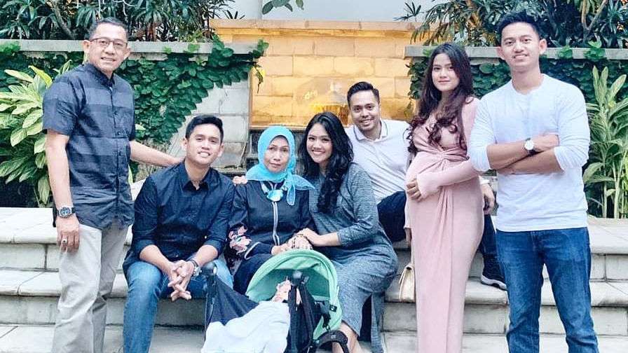 5 Gaya Kece Belva Devara Mantan Stafsus Milenial Presiden