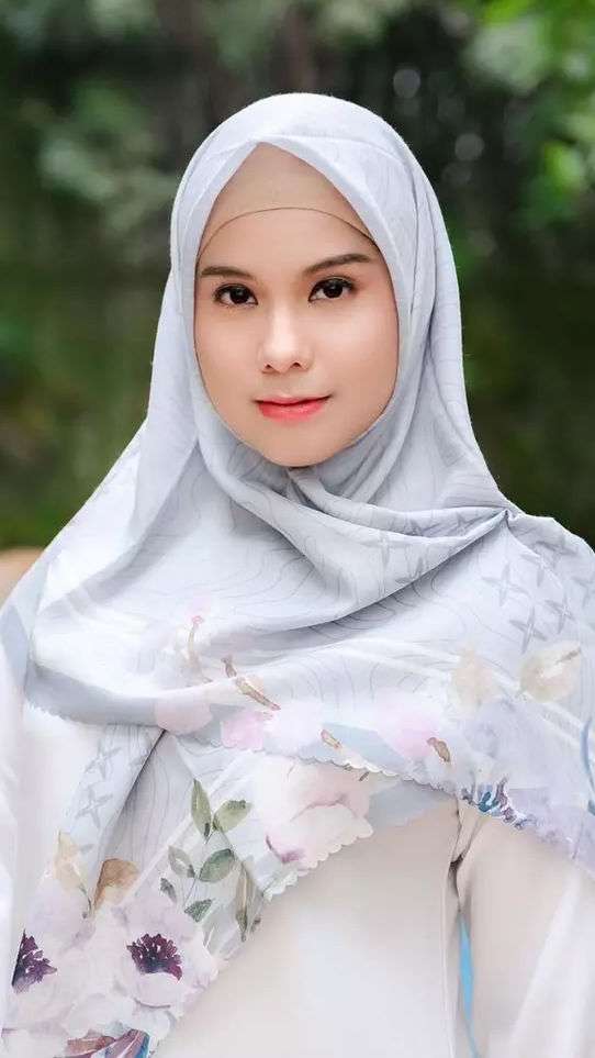 5 Potret Annisa Pohan dalam Balutan Hijab, Adem Banget!