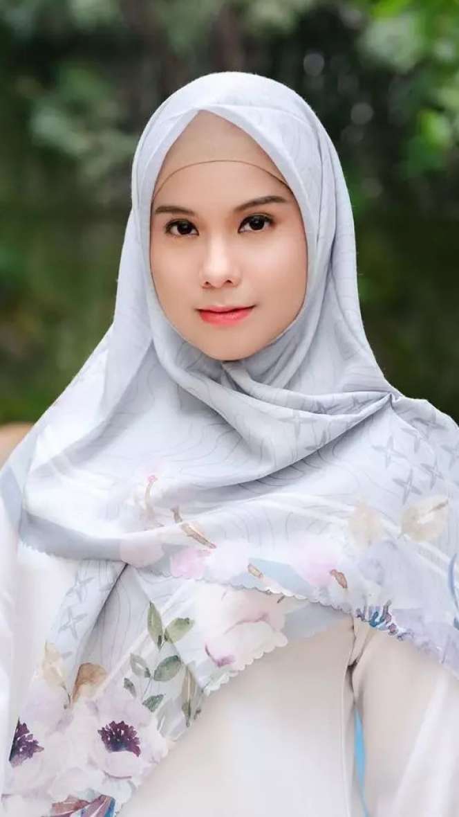 5 Potret Annisa Pohan dalam Balutan Hijab, Adem Banget!