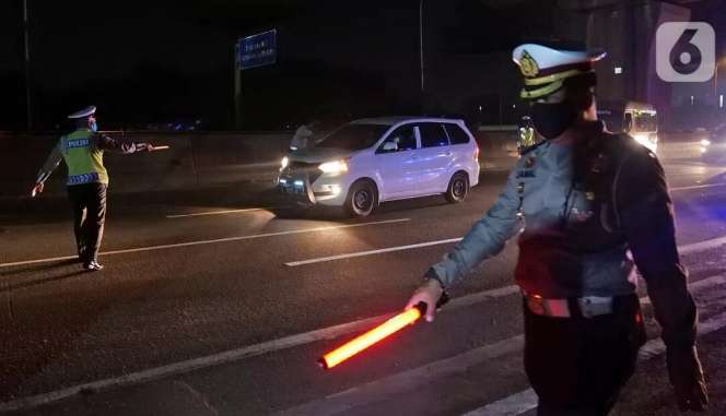 Bandel! Potret Polisi Cegat Pemudik di Jakarta-Cikampek