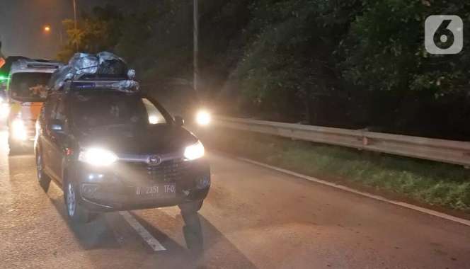 Bandel! Potret Polisi Cegat Pemudik di Jakarta-Cikampek