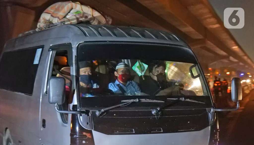 Bandel! Potret Polisi Cegat Pemudik di Jakarta-Cikampek