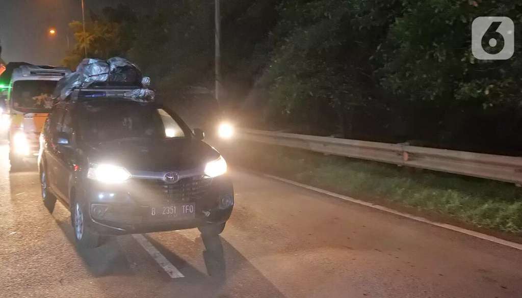 Bandel! Potret Polisi Cegat Pemudik di Jakarta-Cikampek