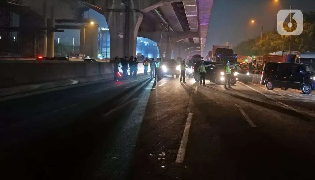 Bandel! Potret Polisi Cegat Pemudik di Jakarta-Cikampek