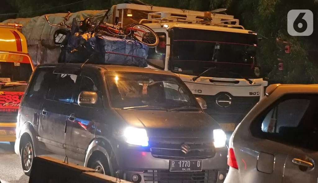 Bandel! Potret Polisi Cegat Pemudik di Jakarta-Cikampek