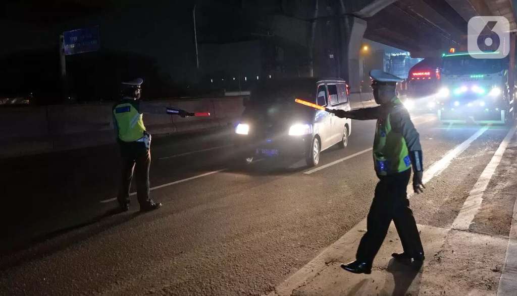 Bandel! Potret Polisi Cegat Pemudik di Jakarta-Cikampek