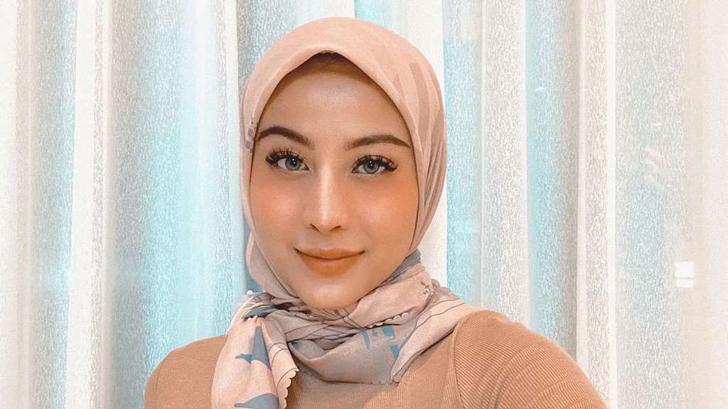 Pangling Banget, Gaya 5 HOTD Awkarin dalam Balutan Hijab