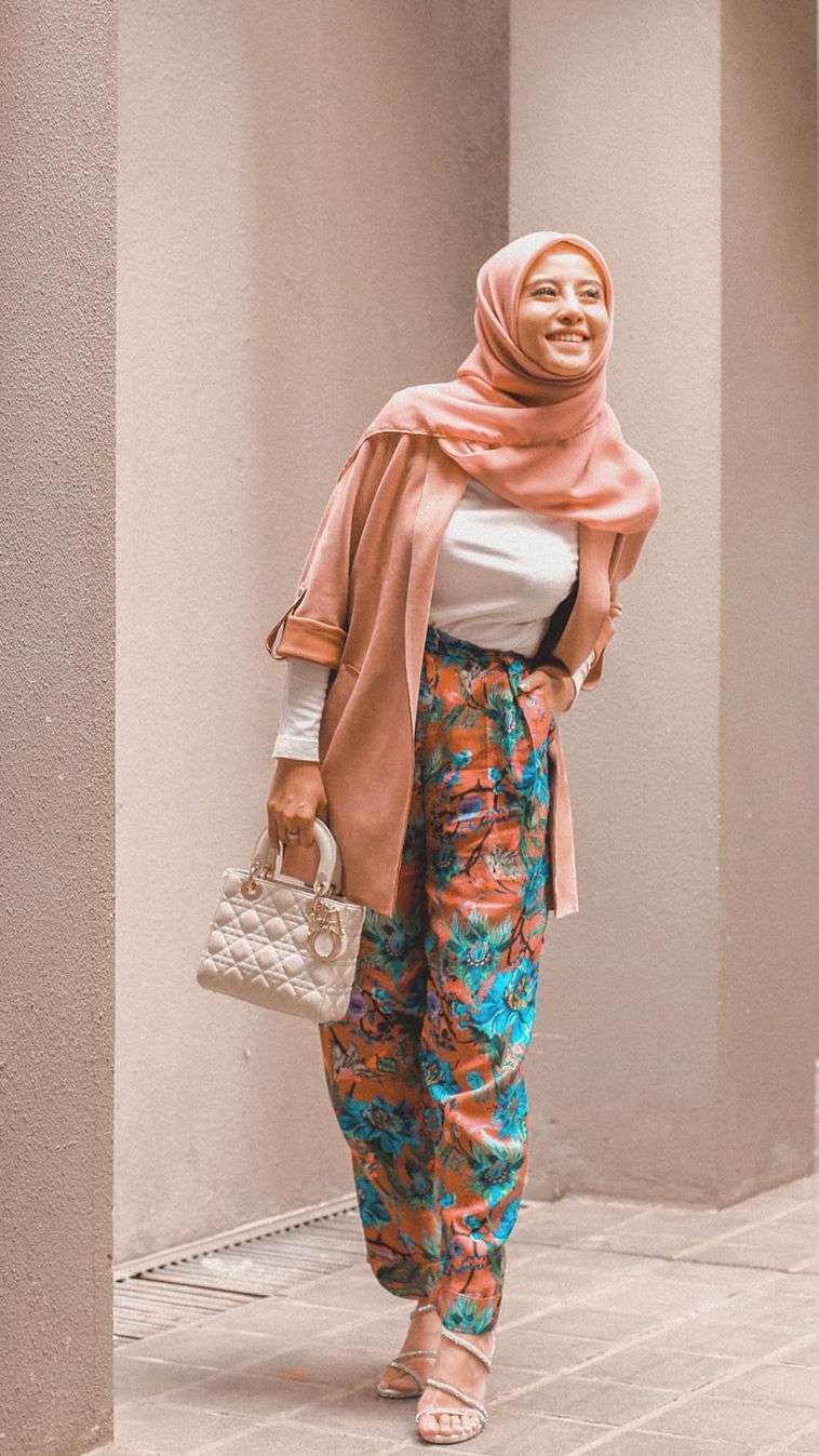 Pangling Banget, Gaya 5 HOTD Awkarin dalam Balutan Hijab