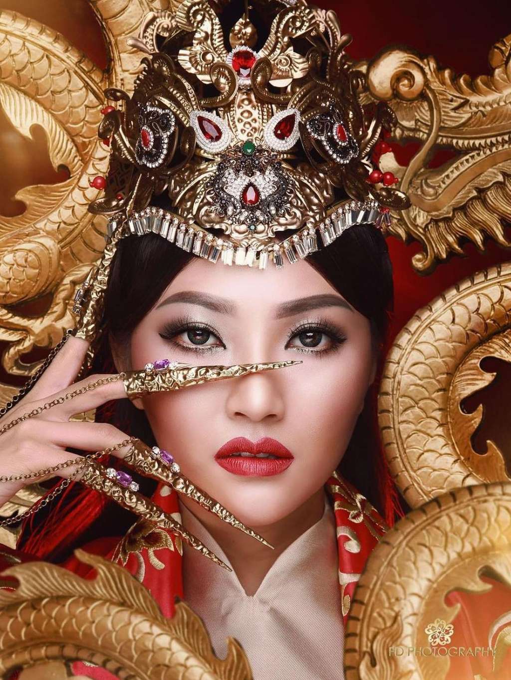 Pangling! 5 Potret Memukau Sarwendah dengan Riasan Tebal