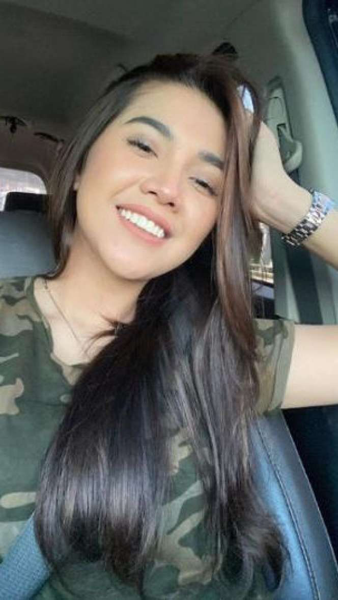 Hot Mom! 5 Gaya Mempesona Raya Kitty dengan Riasan Tebal