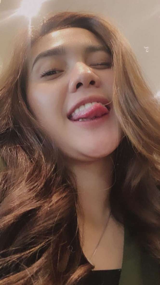 Hot Mom! 5 Gaya Mempesona Raya Kitty dengan Riasan Tebal