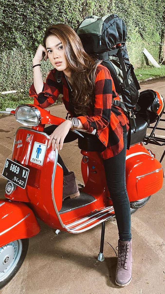 Hot Mom! 5 Gaya Mempesona Raya Kitty dengan Riasan Tebal
