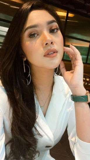Hot Mom! 5 Gaya Mempesona Raya Kitty dengan Riasan Tebal