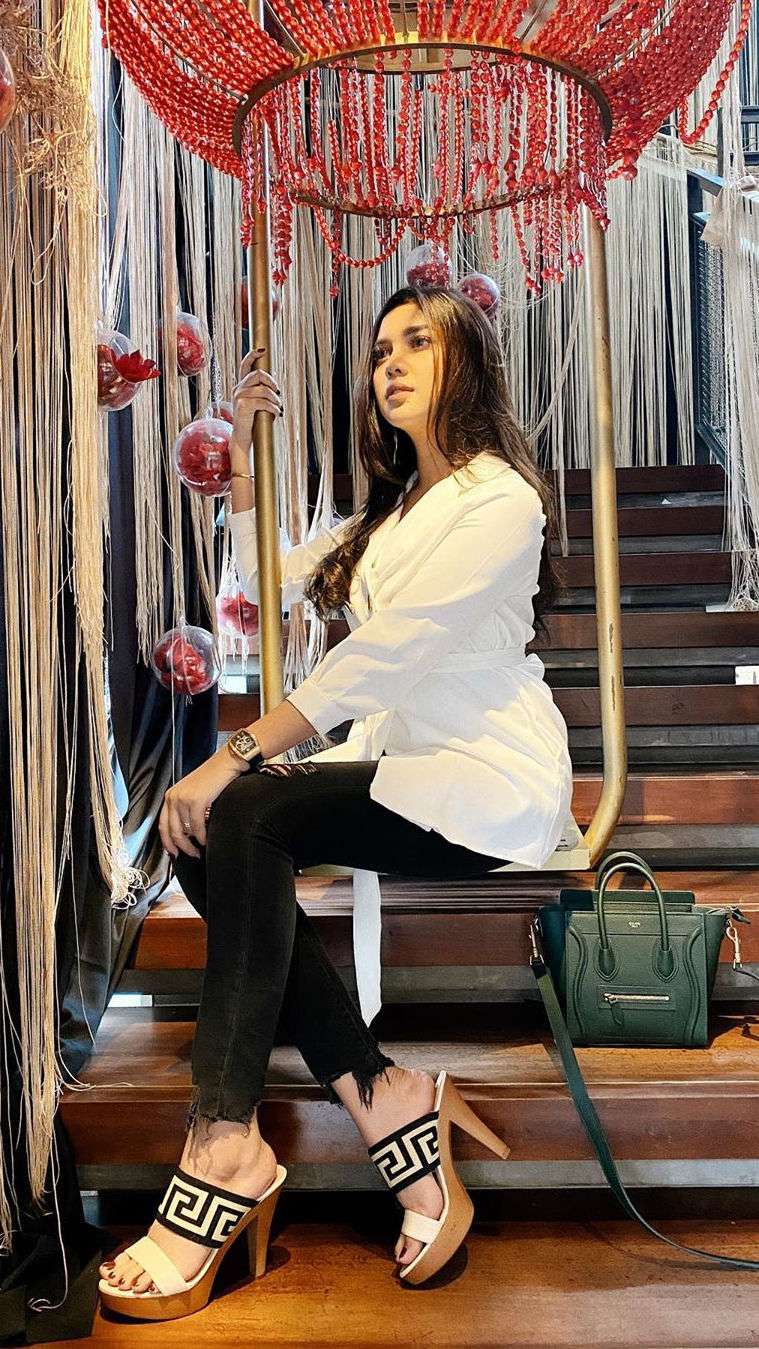 Hot Mom! 5 Gaya Mempesona Raya Kitty dengan Riasan Tebal
