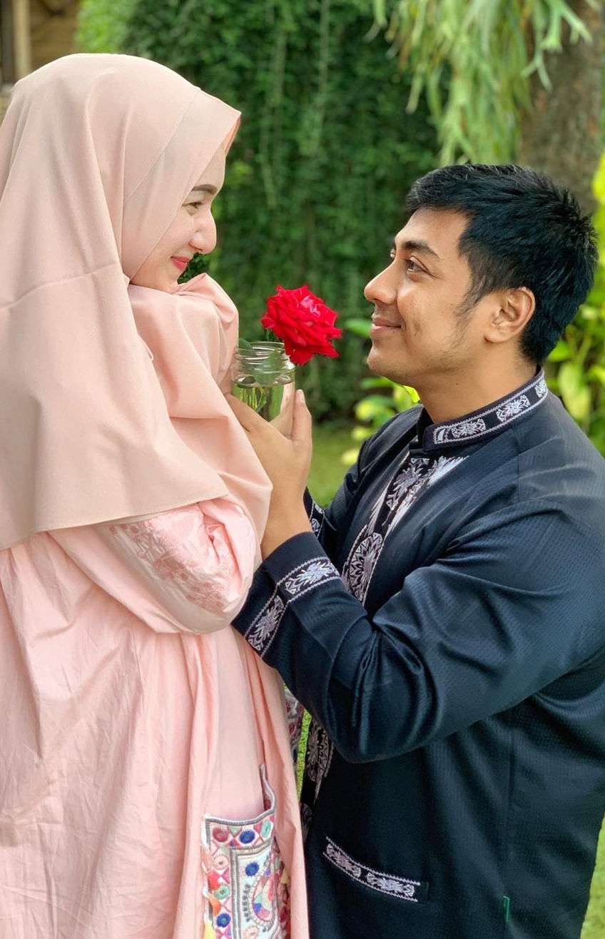 Pesona 5 Seleb Cantik yang Jadi Istri Ustaz, Auranya Adem!